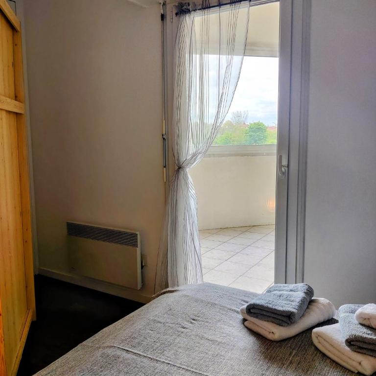Spacieux appartement refait à NEUF - 4 pers - vue sur l'hippodrome - Apartamento de 1 dormitorio con balcón - 4