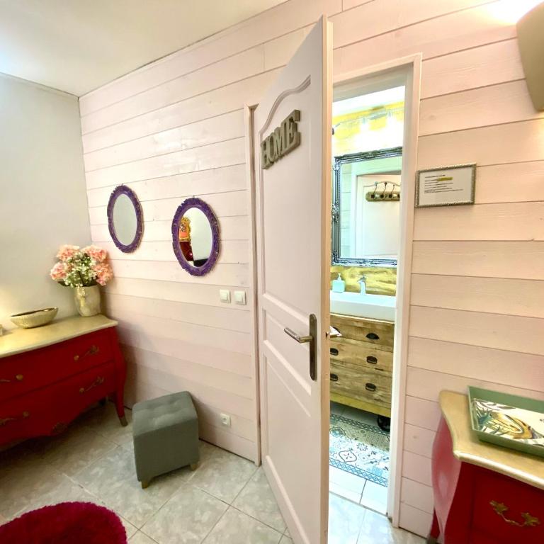 La Clef des Songes - Maison d'Hôtes au Calme, au Coeur de Sarlat, 2 minutes à pied de la Cité Médiévale - Climatisation - Petits Déjeuners fait Maison - Parking gratuit - Option Spa et Massages - Piscine de Saison à 400m - Doppelzimmer mit Blick auf den Innenhof - 1