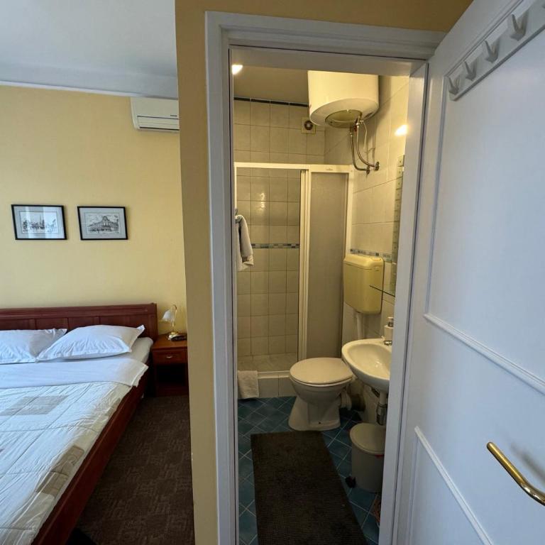 Ada Apartments - Dvokrevetna Soba sa Bračnim Krevetom - 8