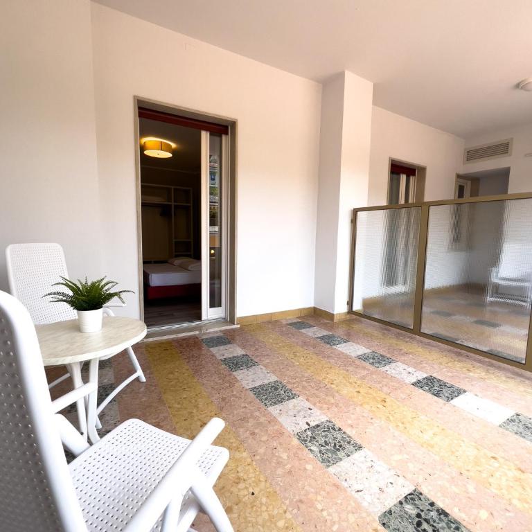 Hotel Benacus Torri del Benaco - Comfort Double or Twin Room with Balcony First Floor Internal View - 5