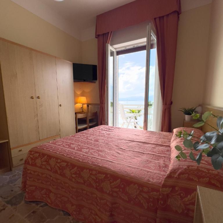 Hotel Benacus Torri del Benaco - Camera Standard Matrimoniale/Doppia con Letti Singoli con Vista Lago - 3
