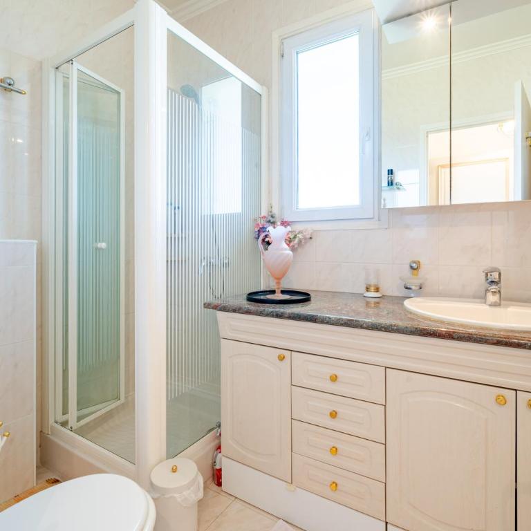 Spacieux appartement vue mer et montagne - Appartement 3 Chambres - Vue sur Mer - 16