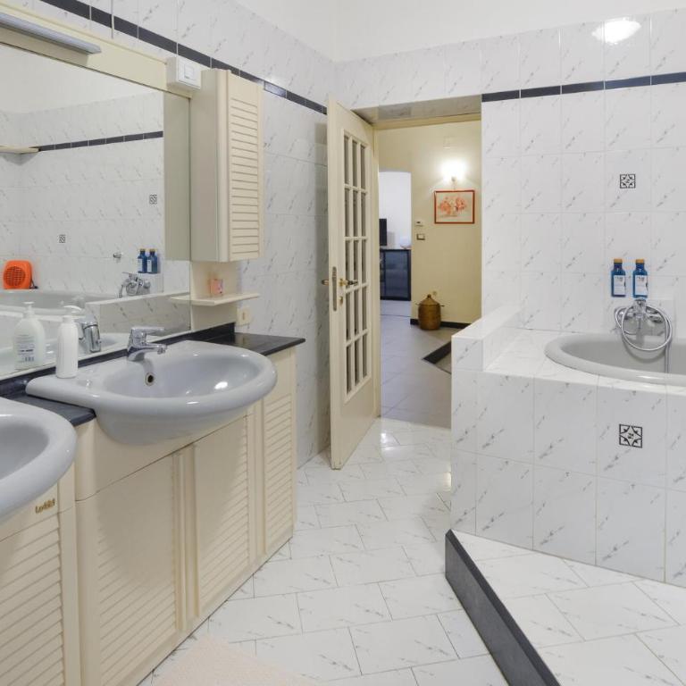 2 Bedroom Stunning Apartment In Genova - Appartamento con 2 Camere da Letto - 13