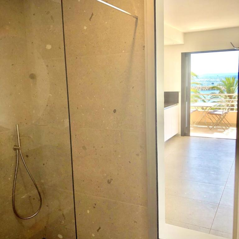 Appartement T3 lumineux traversant totalement neuf en face de la plage Front de mer vue sur les iles Vue mer panoramique assurée Résidence de la plage centre ville du Lavandou 3eme étage avec ascenseur Appartement T3 - Apartment mit 2 Schlafzimmern - 37