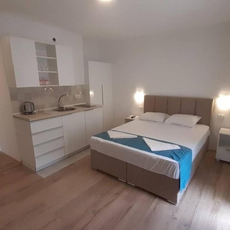 Guest house Mia Becici - Sobe i Apartmani - King Studio with Sofa Bed - 1