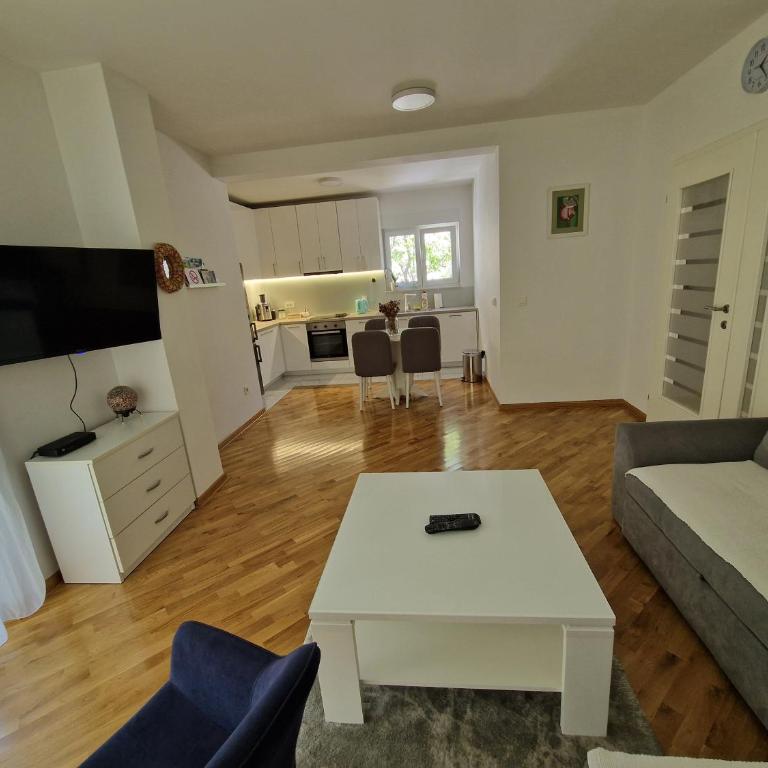 Villa Tamara with garden and river view - free private parking & garage - Villa with Garden View - 3
