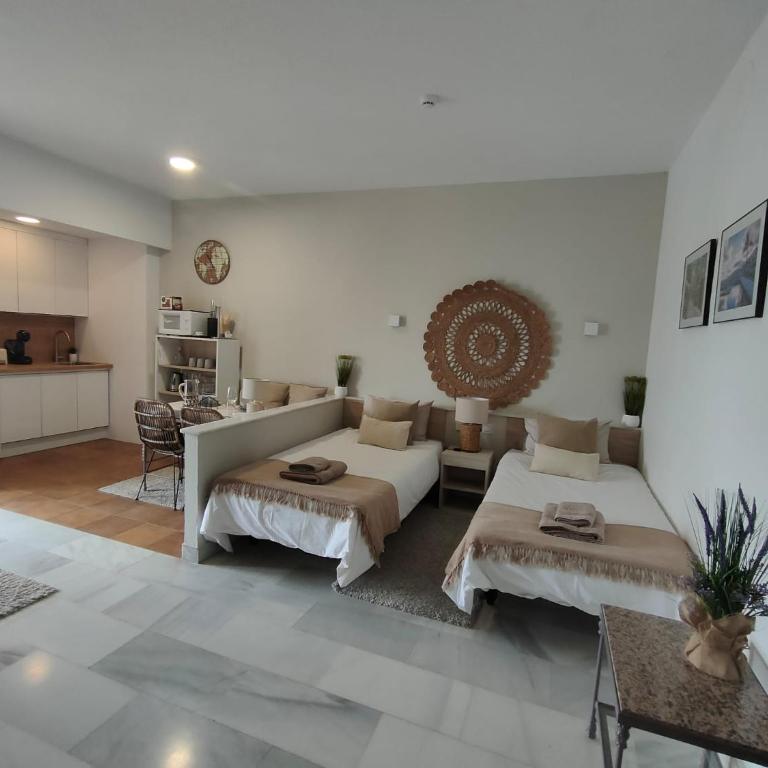 Bright & Cozy studio in the center of Puerto Banus, pool and terrace. - Apartment with Mountain View - 13