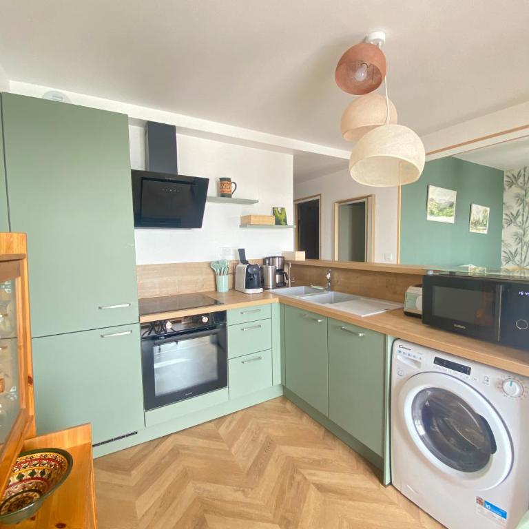 Établissement 3 étoiles avec ASCENSEUR, 3 appartements lumineux vue port avec balcon, 200m de la mer, Wifi Fibre, tous service inclus - Appartement 1 Chambre avec Balcon et Vue sur Mer - 10