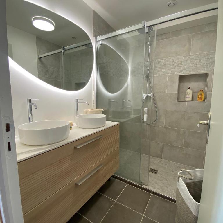 Établissement 3 étoiles avec ASCENSEUR, 3 appartements lumineux vue port avec balcon, 200m de la mer, Wifi Fibre, tous service inclus - Appartement 1 Chambre avec Balcon et Vue sur Mer - 3