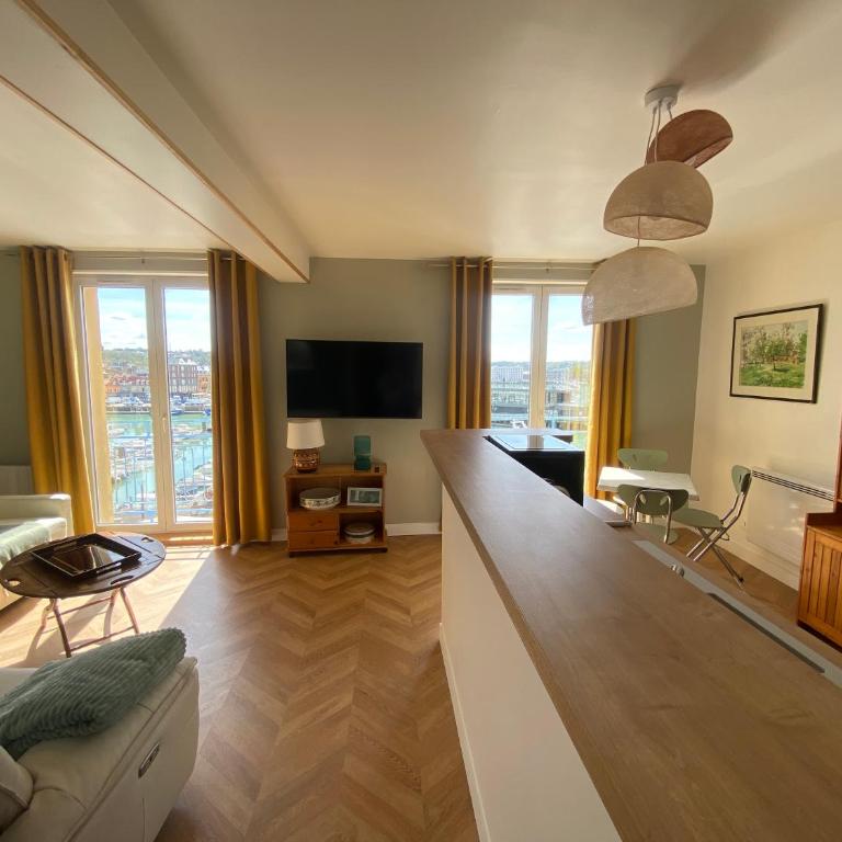 Établissement 3 étoiles avec ASCENSEUR, 3 appartements lumineux vue port avec balcon, 200m de la mer, Wifi Fibre, tous service inclus - Appartement 1 Chambre avec Balcon et Vue sur Mer - 2