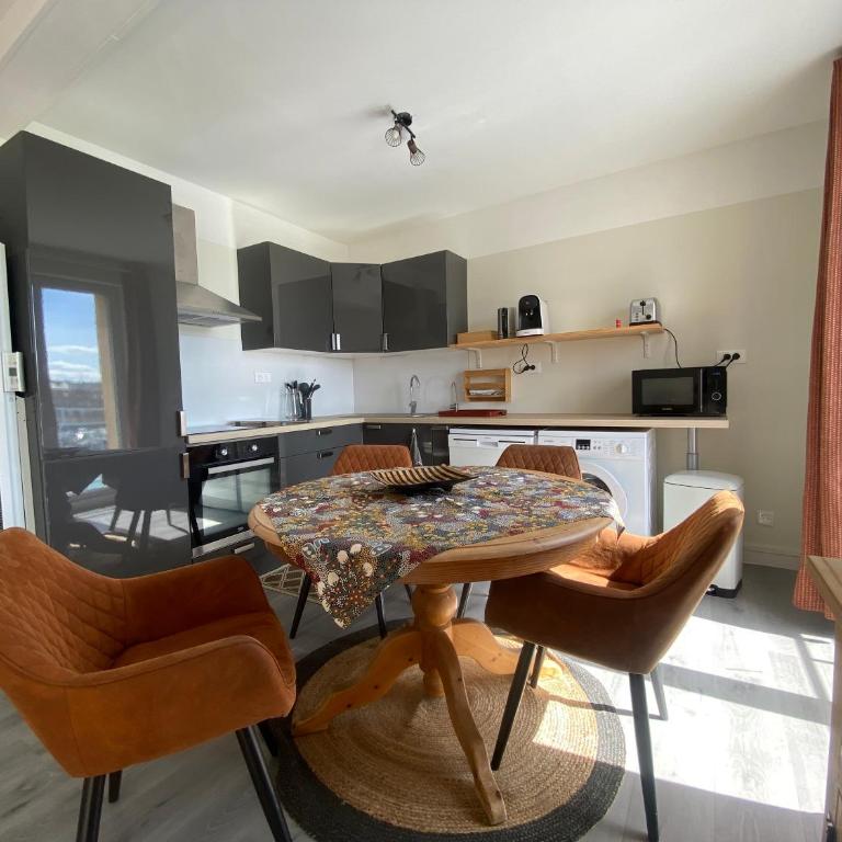 Établissement 3 étoiles avec ASCENSEUR, 3 appartements lumineux vue port avec balcon, 200m de la mer, Wifi Fibre, tous service inclus - Appartement 1 Chambre avec Balcon - Vue sur l'Eau - 7