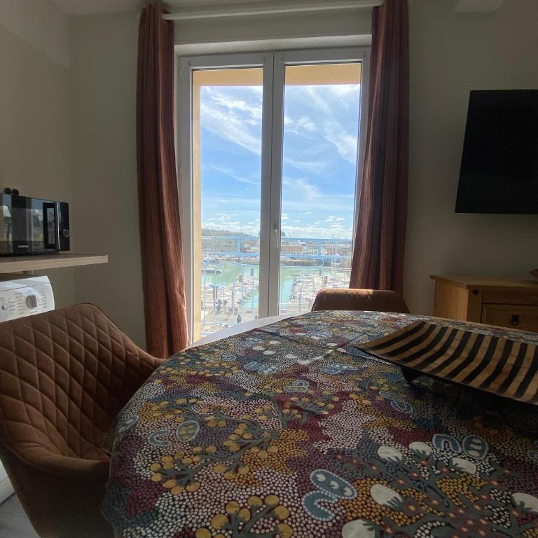 Établissement 3 étoiles avec ASCENSEUR, 3 appartements lumineux vue port avec balcon, 200m de la mer, Wifi Fibre, tous service inclus - Appartement 1 Chambre avec Balcon - Vue sur l'Eau - 5