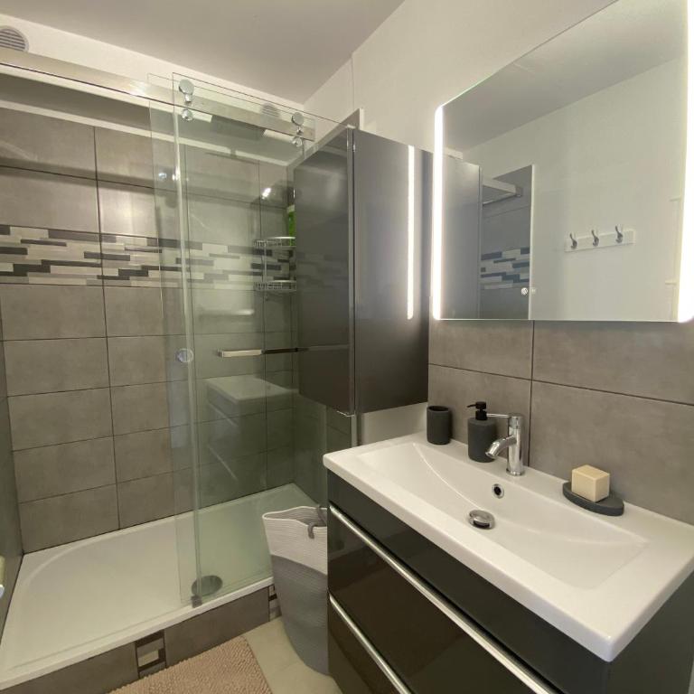 Établissement 3 étoiles avec ASCENSEUR, 3 appartements lumineux vue port avec balcon, 200m de la mer, Wifi Fibre, tous service inclus - Appartement 1 Chambre avec Balcon - Vue sur l'Eau - 8