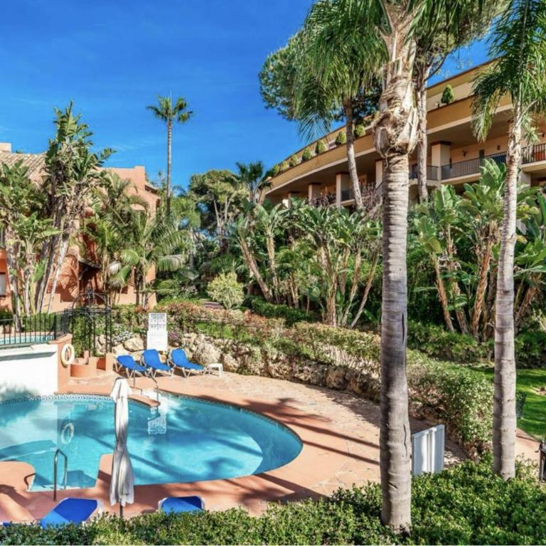 Lovely Elviria Apartment 200m from the beach - Three-Bedroom Apartment with Balcony - 1