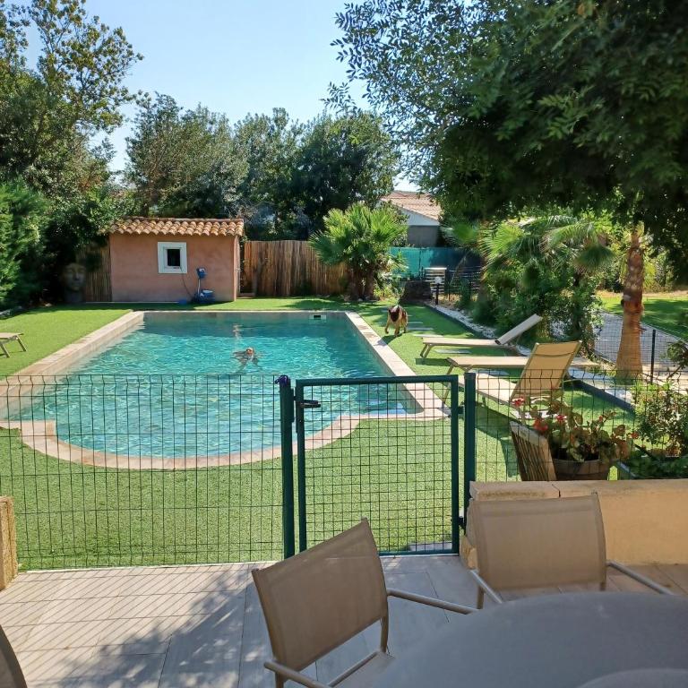 Magnifique villa avec piscine 10x5 m sur 1800m2 de terrain avec parking privatif cuisine recente equpee 3 chambres dont 2 parental au rdc avec wc separe pas de vis à vis terrain de petanque bbq climatisation jeux enfants - Villa mit 3 Schlafzimmern - 3