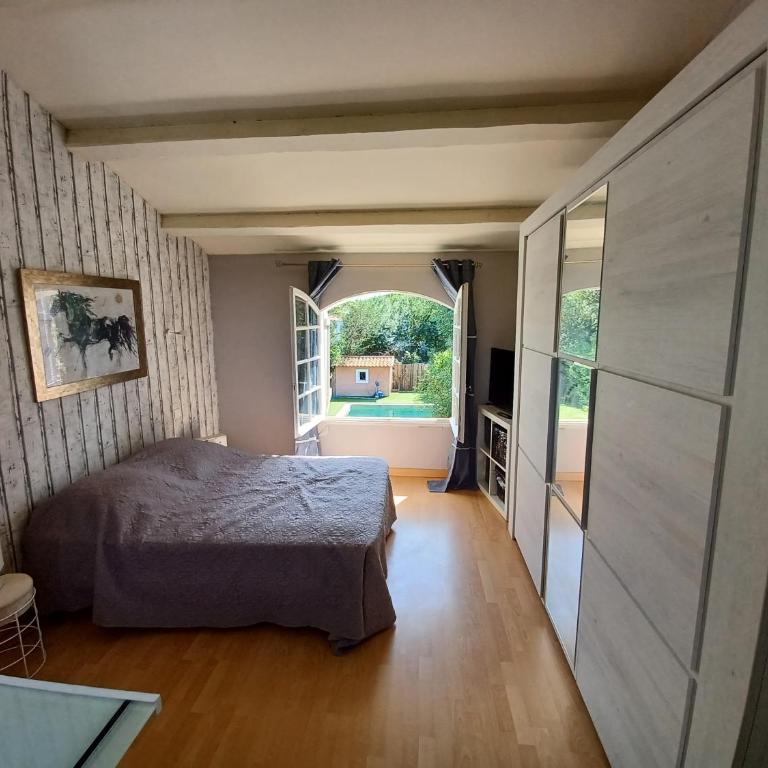 Magnifique villa avec piscine 10x5 m sur 1800m2 de terrain avec parking privatif cuisine recente equpee 3 chambres dont 2 parental au rdc avec wc separe pas de vis à vis terrain de petanque bbq climatisation jeux enfants - Villa mit 3 Schlafzimmern - 9