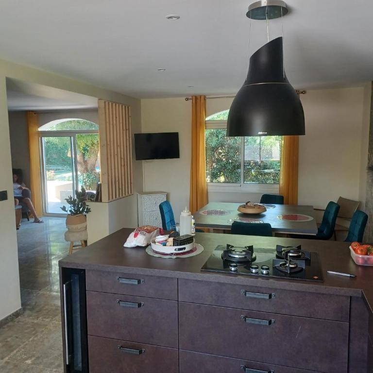 Magnifique villa avec piscine 10x5 m sur 1800m2 de terrain avec parking privatif cuisine recente equpee 3 chambres dont 2 parental au rdc avec wc separe pas de vis à vis terrain de petanque bbq climatisation jeux enfants - Villa mit 3 Schlafzimmern - 11