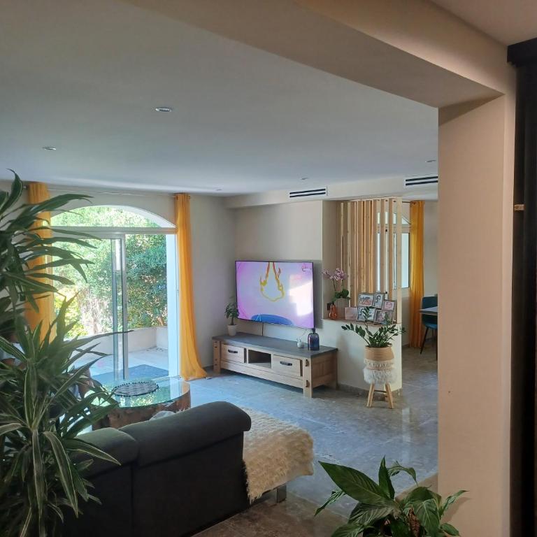 Magnifique villa avec piscine 10x5 m sur 1800m2 de terrain avec parking privatif cuisine recente equpee 3 chambres dont 2 parental au rdc avec wc separe pas de vis à vis terrain de petanque bbq climatisation jeux enfants - Villa mit 3 Schlafzimmern - 8