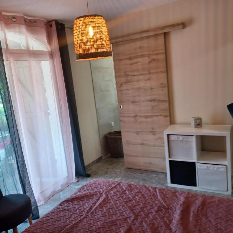 Magnifique villa avec piscine 10x5 m sur 1800m2 de terrain avec parking privatif cuisine recente equpee 3 chambres dont 2 parental au rdc avec wc separe pas de vis à vis terrain de petanque bbq climatisation jeux enfants - Villa mit 3 Schlafzimmern - 13