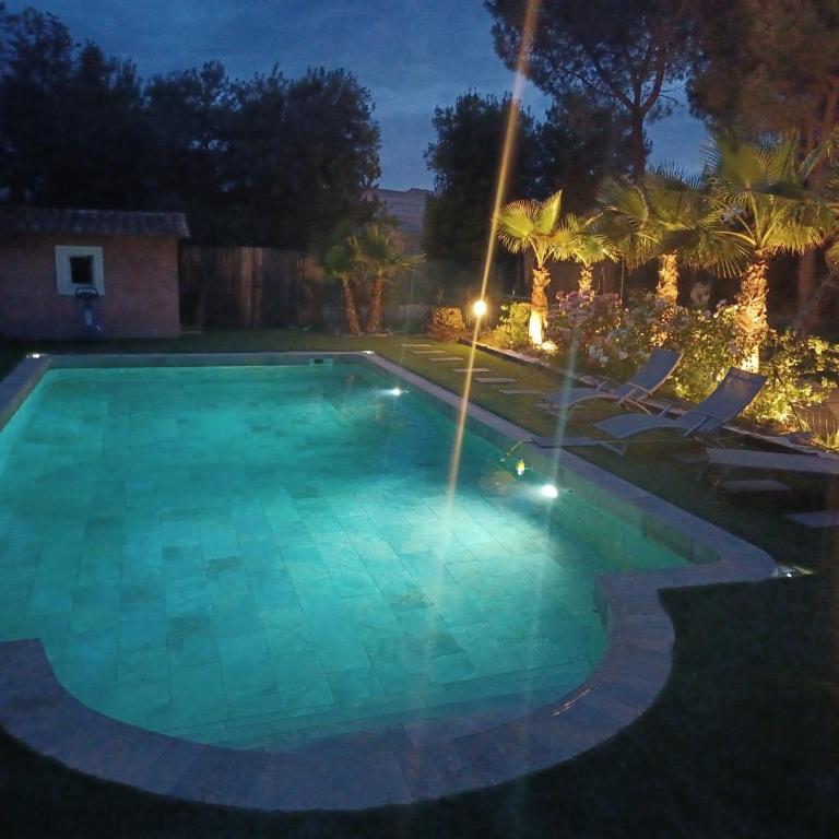 Magnifique villa avec piscine 10x5 m sur 1800m2 de terrain avec parking privatif cuisine recente equpee 3 chambres dont 2 parental au rdc avec wc separe pas de vis à vis terrain de petanque bbq climatisation jeux enfants - Villa mit 3 Schlafzimmern - 1