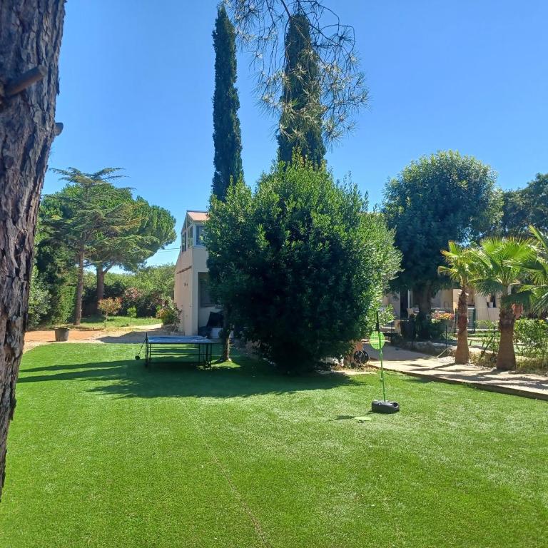 Magnifique villa avec piscine 10x5 m sur 1800m2 de terrain avec parking privatif cuisine recente equpee 3 chambres dont 2 parental au rdc avec wc separe pas de vis à vis terrain de petanque bbq climatisation jeux enfants - Villa mit 3 Schlafzimmern - 17