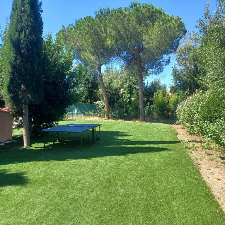 Magnifique villa avec piscine 10x5 m sur 1800m2 de terrain avec parking privatif cuisine recente equpee 3 chambres dont 2 parental au rdc avec wc separe pas de vis à vis terrain de petanque bbq climatisation jeux enfants - Villa mit 3 Schlafzimmern - 16