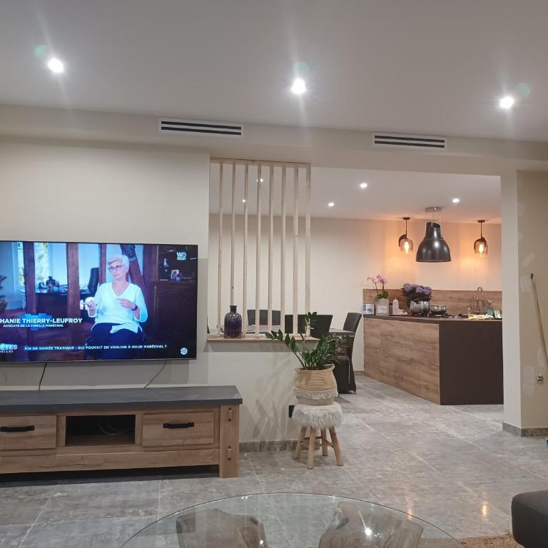 Magnifique villa avec piscine 10x5 m sur 1800m2 de terrain avec parking privatif cuisine recente equpee 3 chambres dont 2 parental au rdc avec wc separe pas de vis à vis terrain de petanque bbq climatisation jeux enfants - Villa mit 3 Schlafzimmern - 12