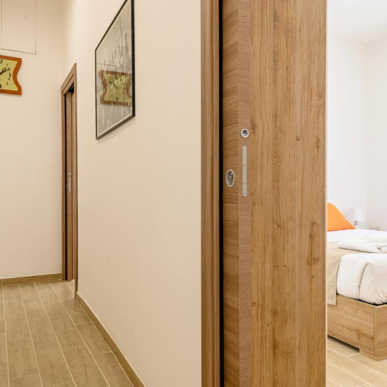 Domus Romeo - Double Room with Private Bathroom - 11