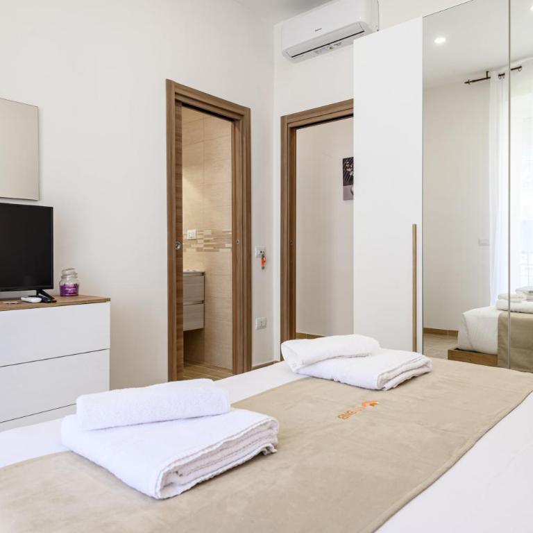 Domus Romeo - Double Room with Private Bathroom - 9