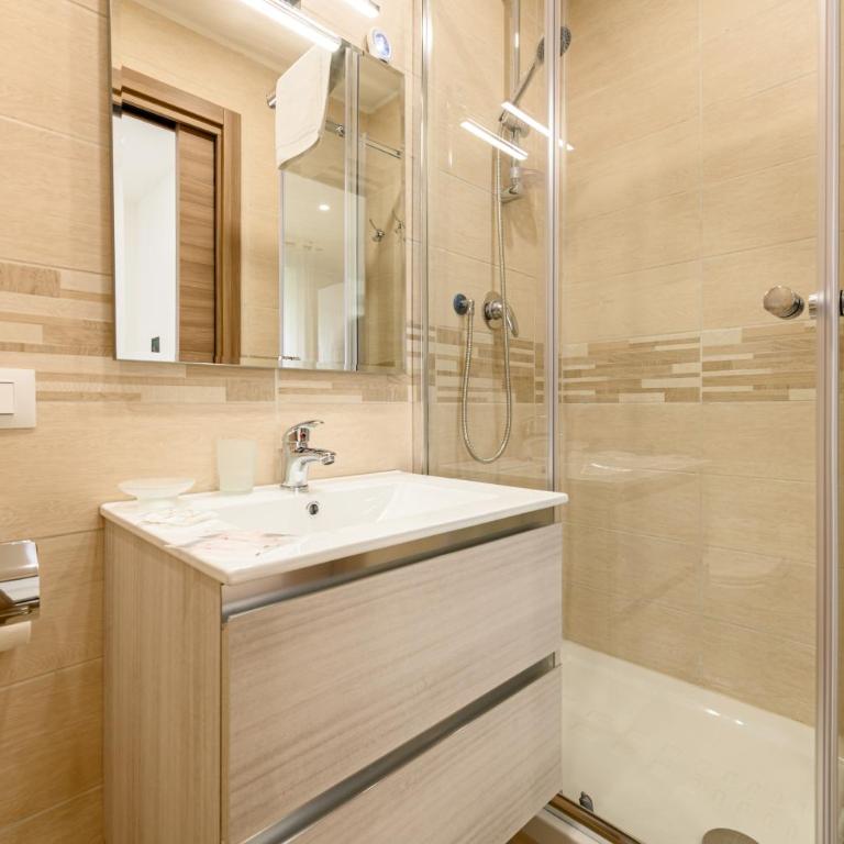 Domus Romeo - Double Room with Private Bathroom - 18