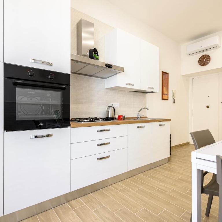 Domus Romeo - Double Room with Private Bathroom - 17