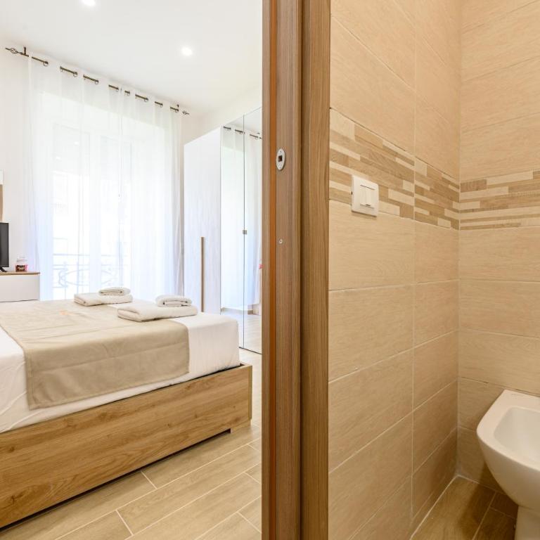 Domus Romeo - Double Room with Private Bathroom - 17