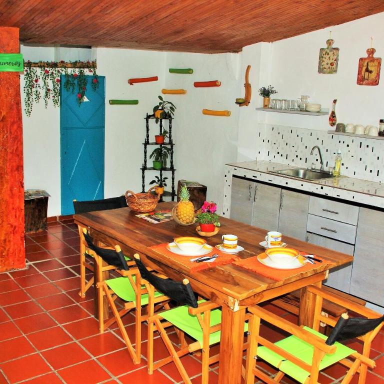 Hospedaje Los Capuchinos - Habitación Familiar con baño compartido - 1