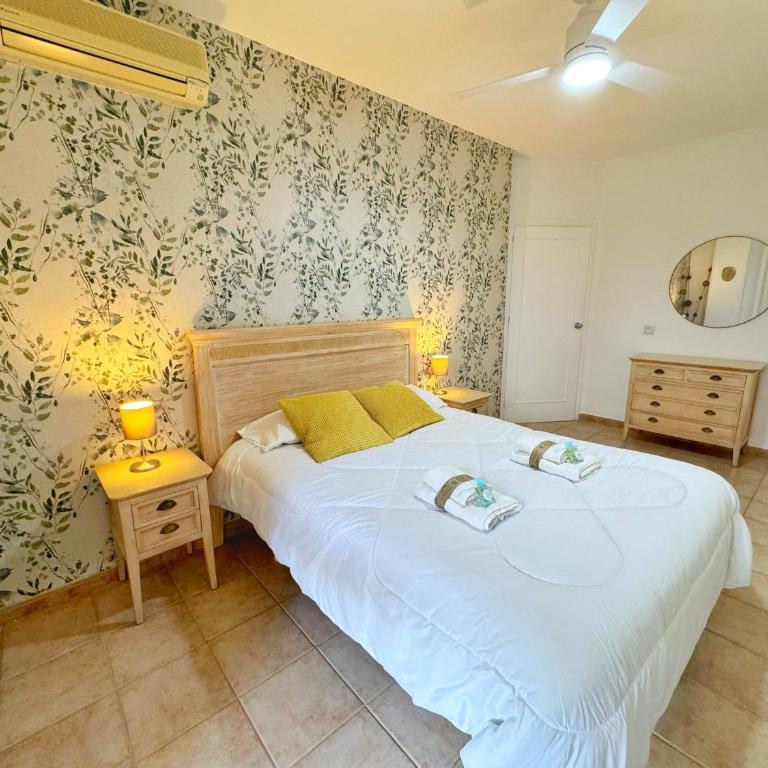797 Holiday Rentals- Precioso piso con vistas al jardin en Benalbeach - One-Bedroom Apartment - 1