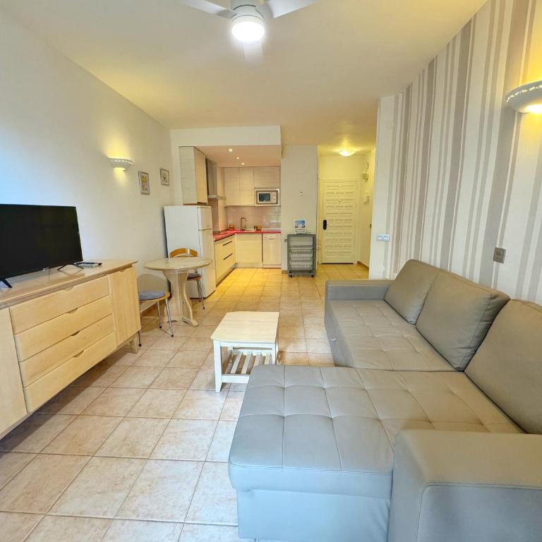 797 Holiday Rentals- Precioso piso con vistas al jardin en Benalbeach - One-Bedroom Apartment - 3