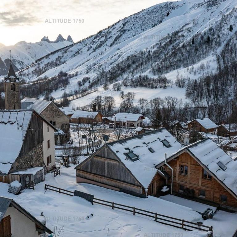 Chalet de charme 11 personnes proche du centre du village - Chalet - 10