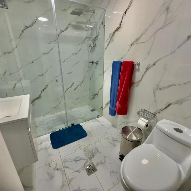 Apartamento Único en Caracas 3 habitaciones, 3 baños, terrazas, hamaca, estacionamiento, smartv, wifi y una decoración brutal estilo Art Déco - Moderno - Deluxe Apartment - 17