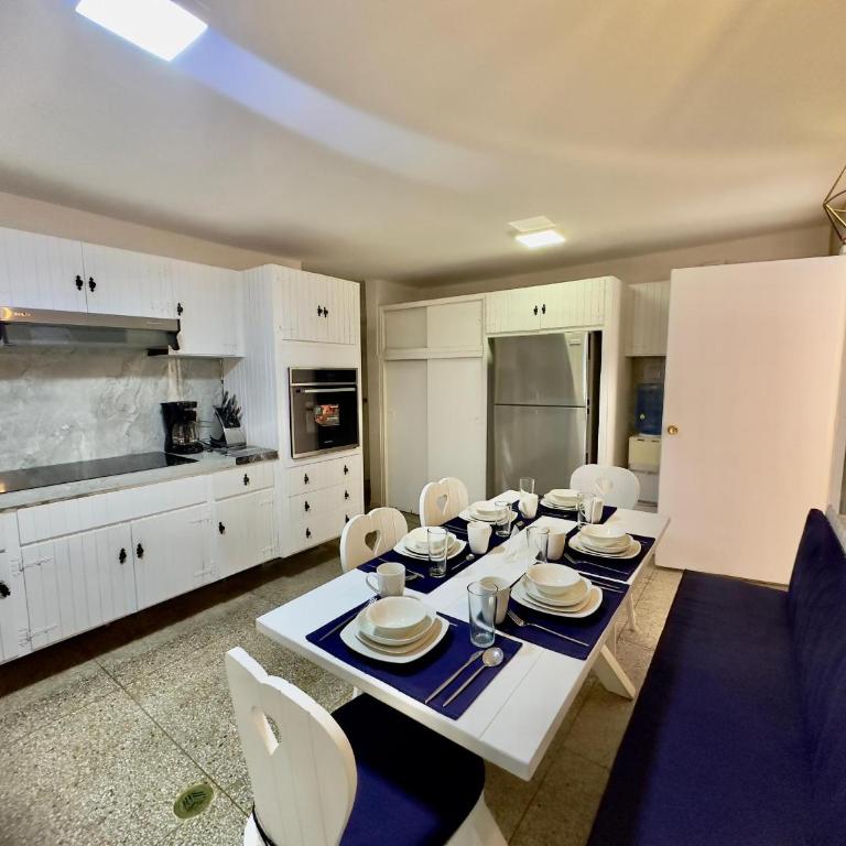 Apartamento Único en Caracas 3 habitaciones, 3 baños, terrazas, hamaca, estacionamiento, smartv, wifi y una decoración brutal estilo Art Déco - Moderno - Deluxe Apartment - 37