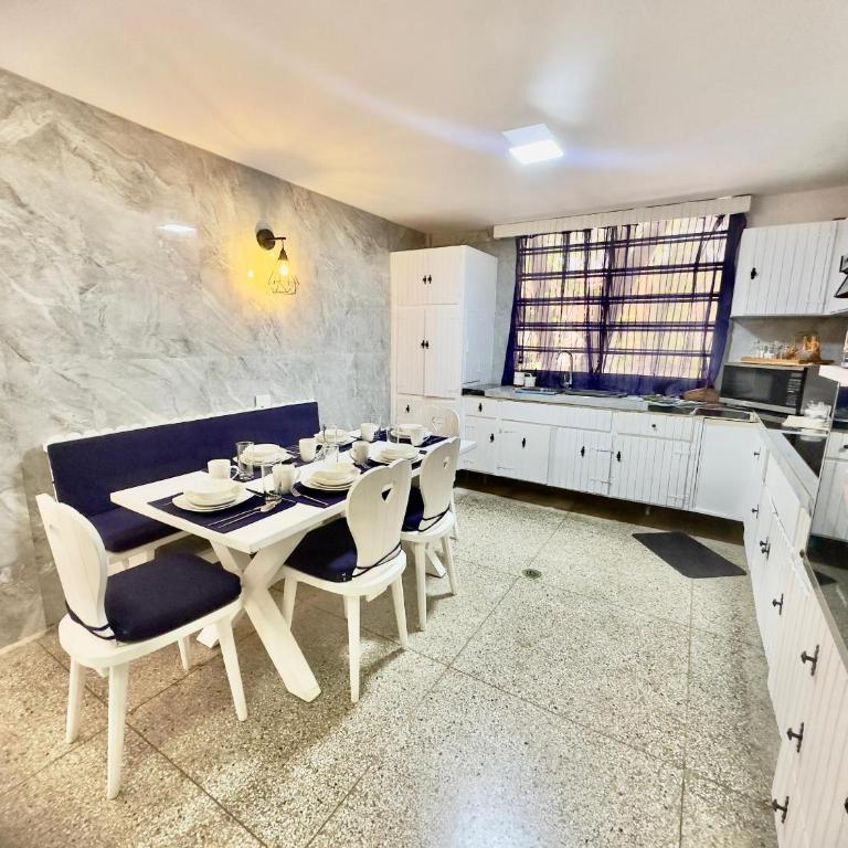 Apartamento Único en Caracas 3 habitaciones, 3 baños, terrazas, hamaca, estacionamiento, smartv, wifi y una decoración brutal estilo Art Déco - Moderno - Deluxe Apartment - 47