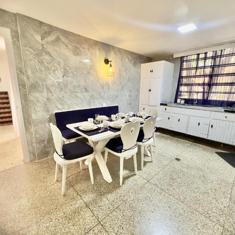 Apartamento Único en Caracas 3 habitaciones, 3 baños, terrazas, hamaca, estacionamiento, smartv, wifi y una decoración brutal estilo Art Déco - Moderno - Deluxe Apartment - 48