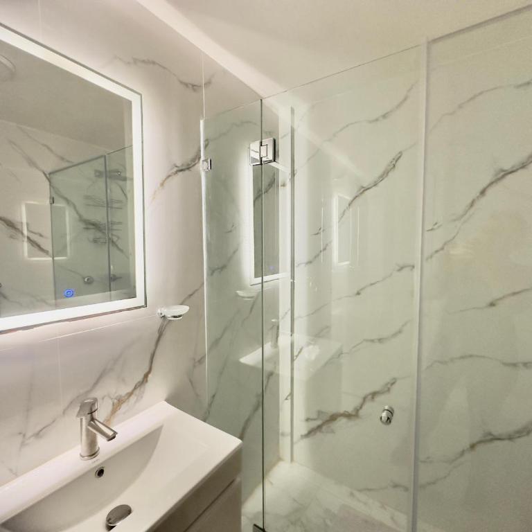 Apartamento Único en Caracas 3 habitaciones, 3 baños, terrazas, hamaca, estacionamiento, smartv, wifi y una decoración brutal estilo Art Déco - Moderno - Deluxe Apartment - 18