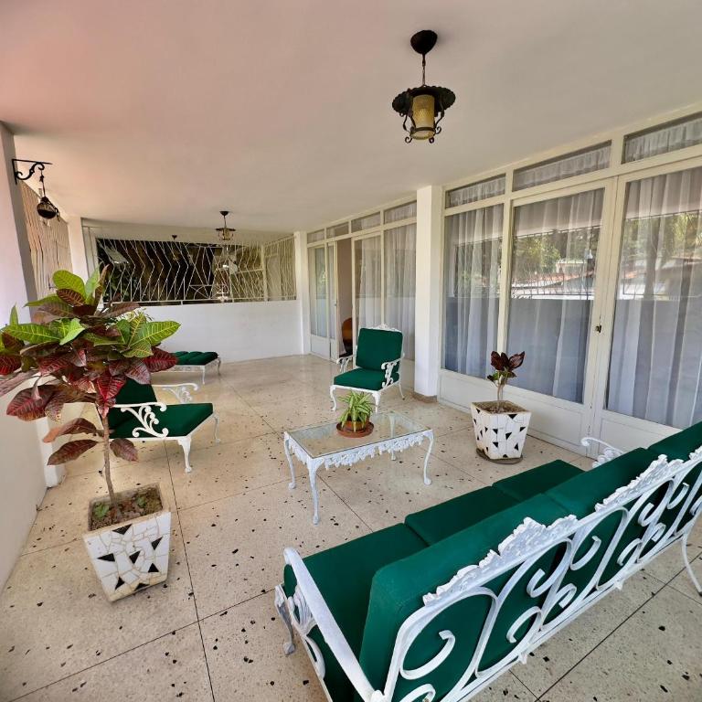 Apartamento Único en Caracas 3 habitaciones, 3 baños, terrazas, hamaca, estacionamiento, smartv, wifi y una decoración brutal estilo Art Déco - Moderno - Deluxe Apartment - 64