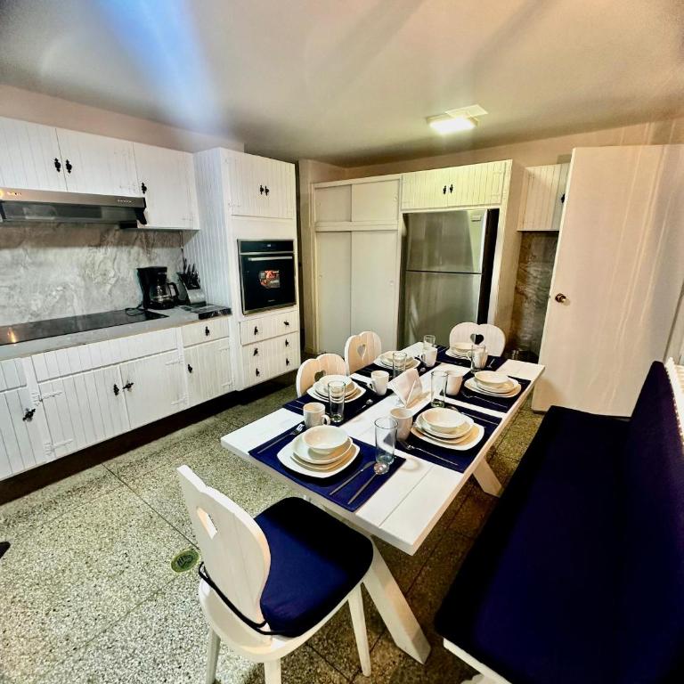 Apartamento Único en Caracas 3 habitaciones, 3 baños, terrazas, hamaca, estacionamiento, smartv, wifi y una decoración brutal estilo Art Déco - Moderno - Deluxe Apartment - 70