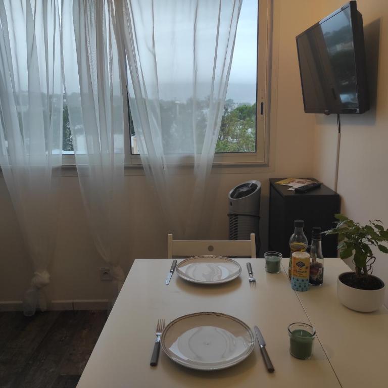 L'antre de MER "Les pieds dans l'eau" - Vue mer - CLIM - Embarcadère - Plage de sable et restaurants à pied - Arrivée autonome dès 17H - Codes sur messagerie - - One-Bedroom Apartment - 37