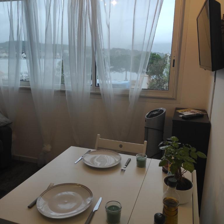 L'antre de MER "Les pieds dans l'eau" - Vue mer - CLIM - Embarcadère - Plage de sable et restaurants à pied - Arrivée autonome dès 17H - Codes sur messagerie - - One-Bedroom Apartment - 36