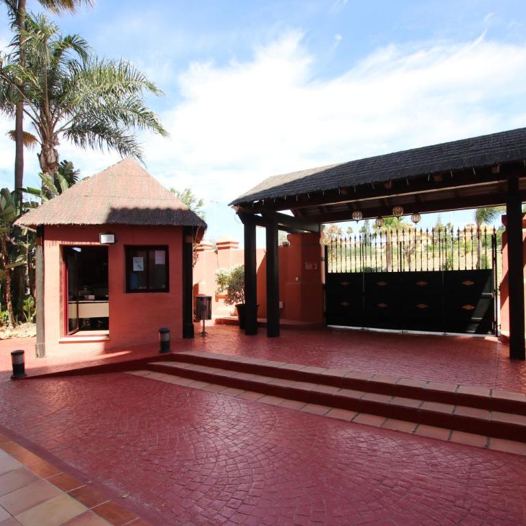 Luxury 3 bed Duplex Penthouse, 3 mins walk to the beach - Three-Bedroom Apartment - 30