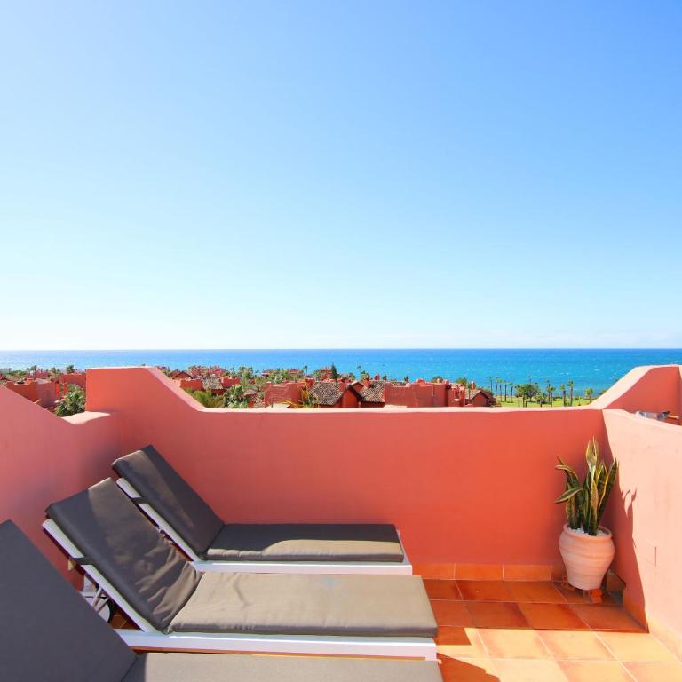 Luxury 3 bed Duplex Penthouse, 3 mins walk to the beach - Three-Bedroom Apartment - 1