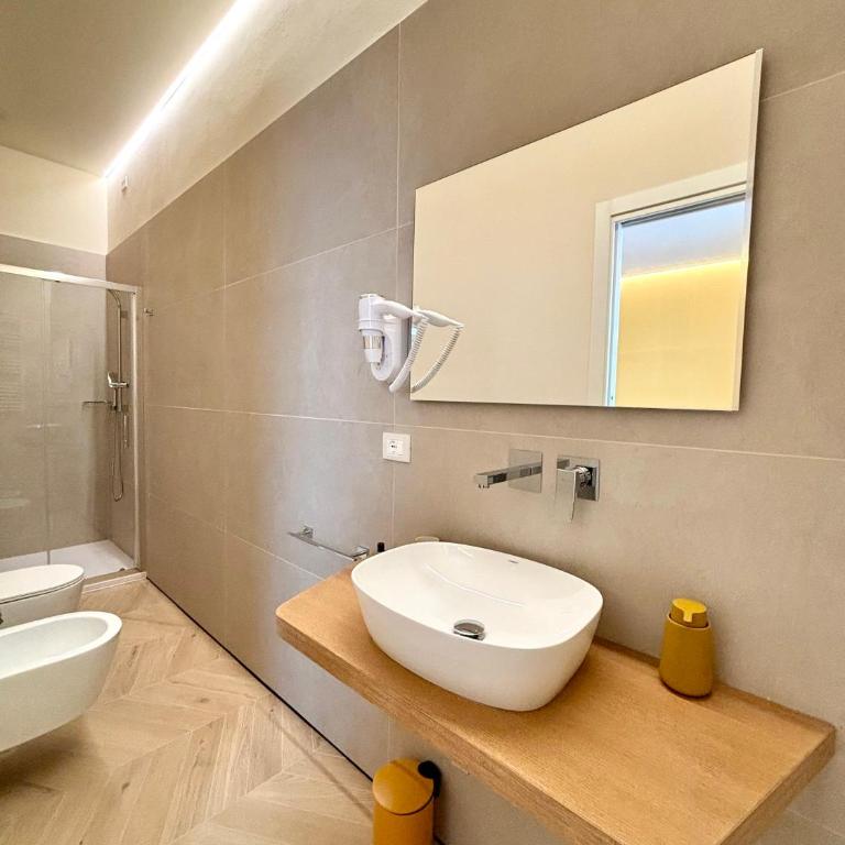 Reno Suite Bologna - Double or Twin Room with Private Bathroom - 2