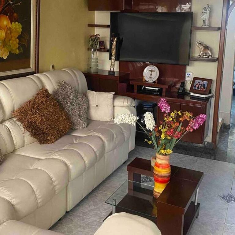 Hermosa casa con gran ubicación - Casa de 3 dormitorios - 30