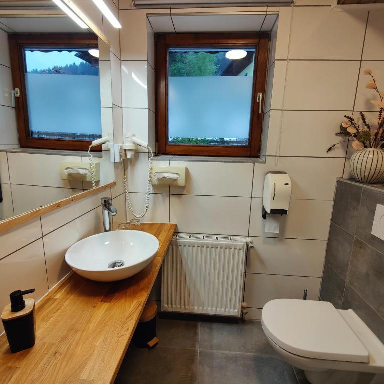 Pension Almhof - Vierbettzimmer mit Balkon - 7